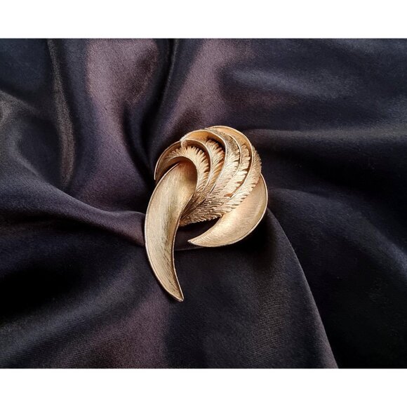 Vintage CROWN TRIFARI 1960s Signed Large Gold Toned Floral Leaf Swirl Brooch - Picture 3 of 7